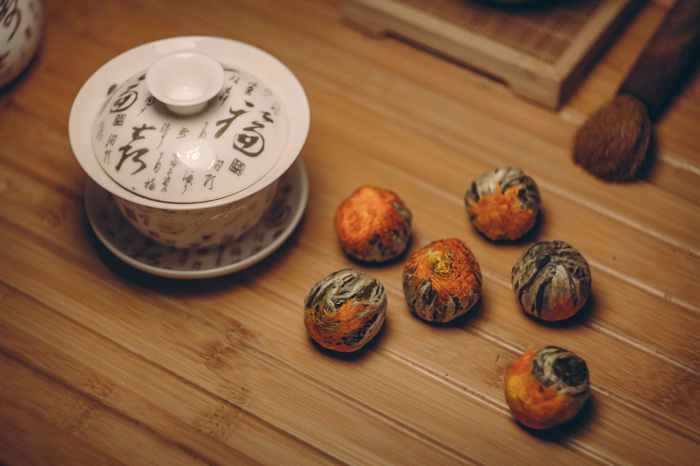 竹製茶盤上的中國茶具與球狀茶葉,展現鐵觀音沖泡意境 | A Chinese tea set with ball-shaped tea leaves on a bamboo tray, evoking tieguanyin brewing