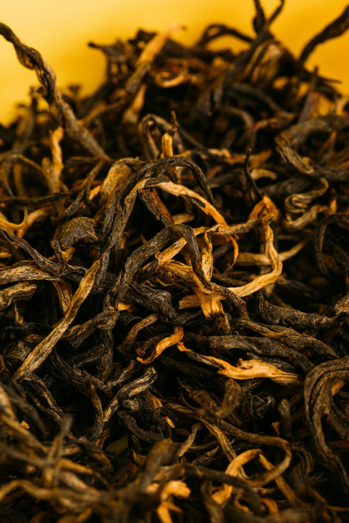 木質表面上的傳統壓製普洱青餅特寫 | Close-up of a traditional compressed raw puer tea cake on a wooden surface