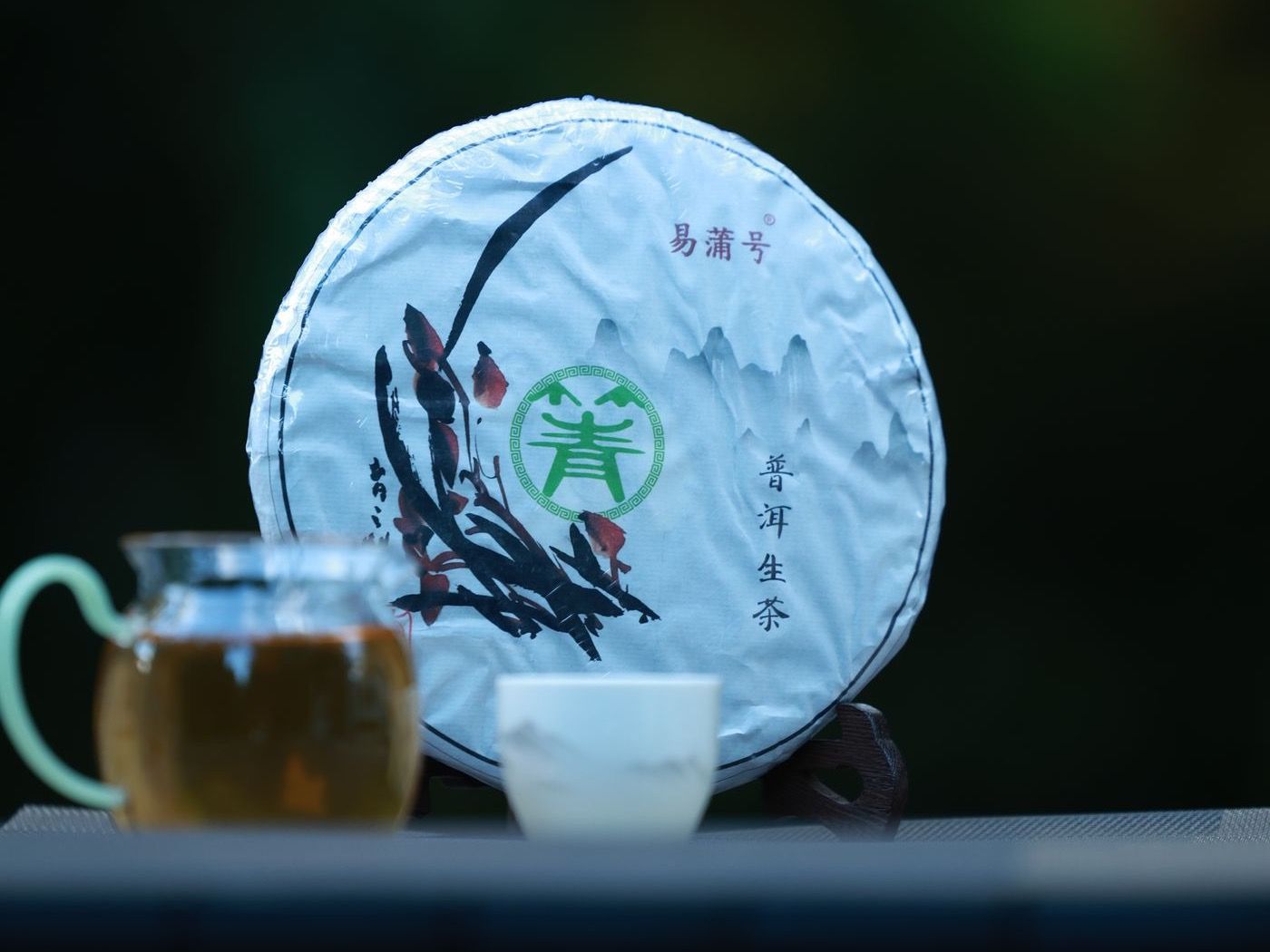 書法茶具擺設與戶外景緻,營造悠閒品茶氛圍 | Calligraphy teaware and serene outdoor setting for leisurely tea drinking