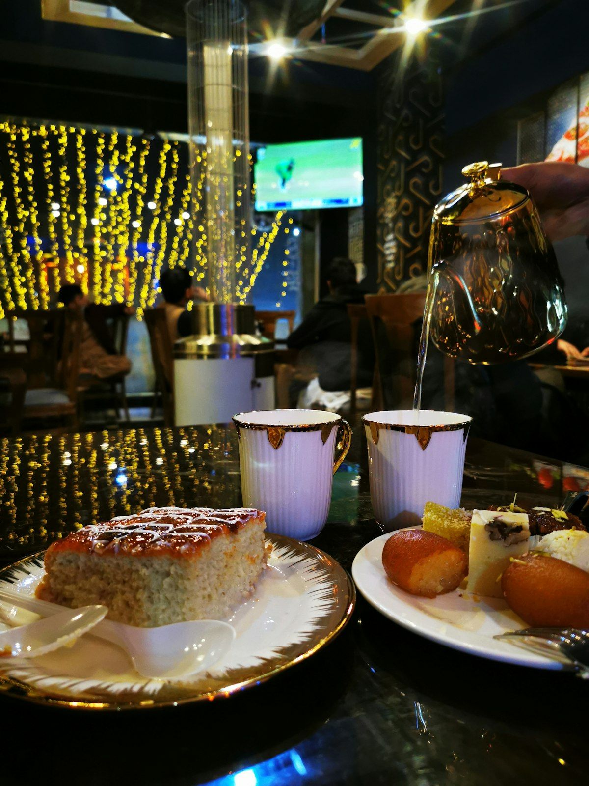 香港茶餐廳桌面擺設絲襪奶茶與菠蘿油實拍 | Photo of HK milk tea and pineapple bun on cha chaan teng table