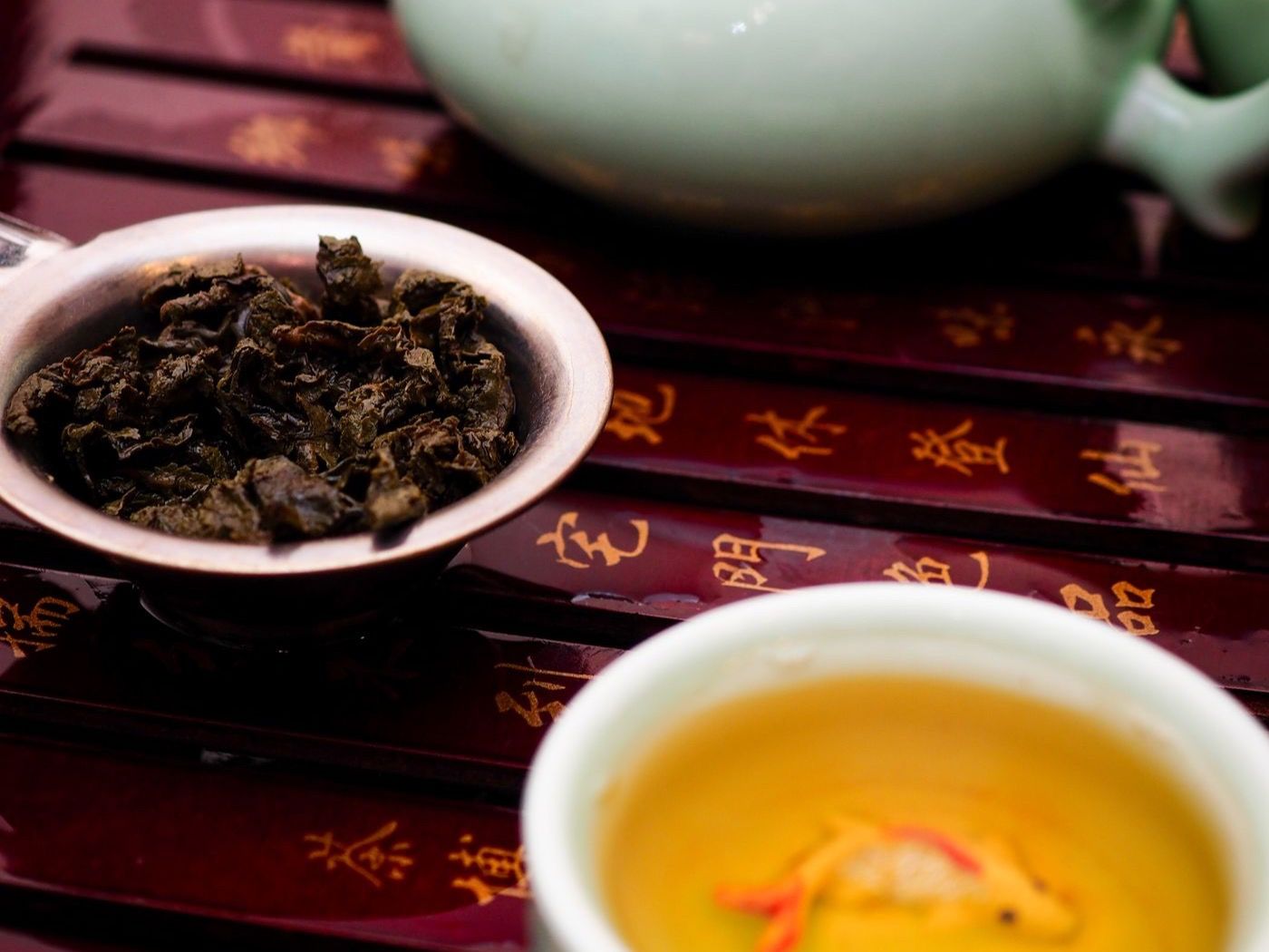 中式茶具與散茶展示,呈現功夫茶道的精緻細節 | Chinese tea ceremony display with teaware and loose tea