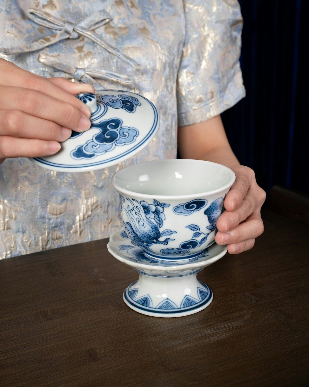 蓋碗與紫砂壺並列,展現核心茶具美學 | Gaiwan and Yixing teapot showcasing core teaware aesthetics