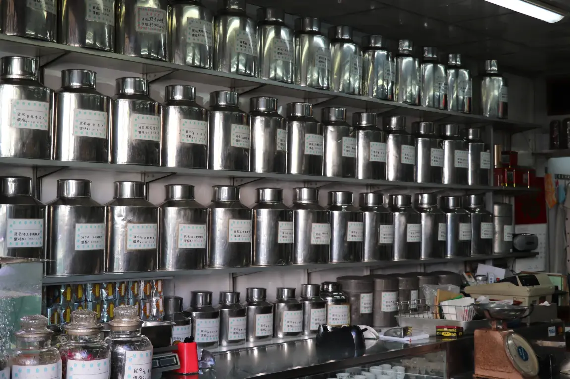 茗香茶莊店內錫製茶葉罐陳列,香港傳統老字號茶莊風貌 | Tin tea canisters at Ming Heung Tea Co., a heritage Hong Kong tea shop