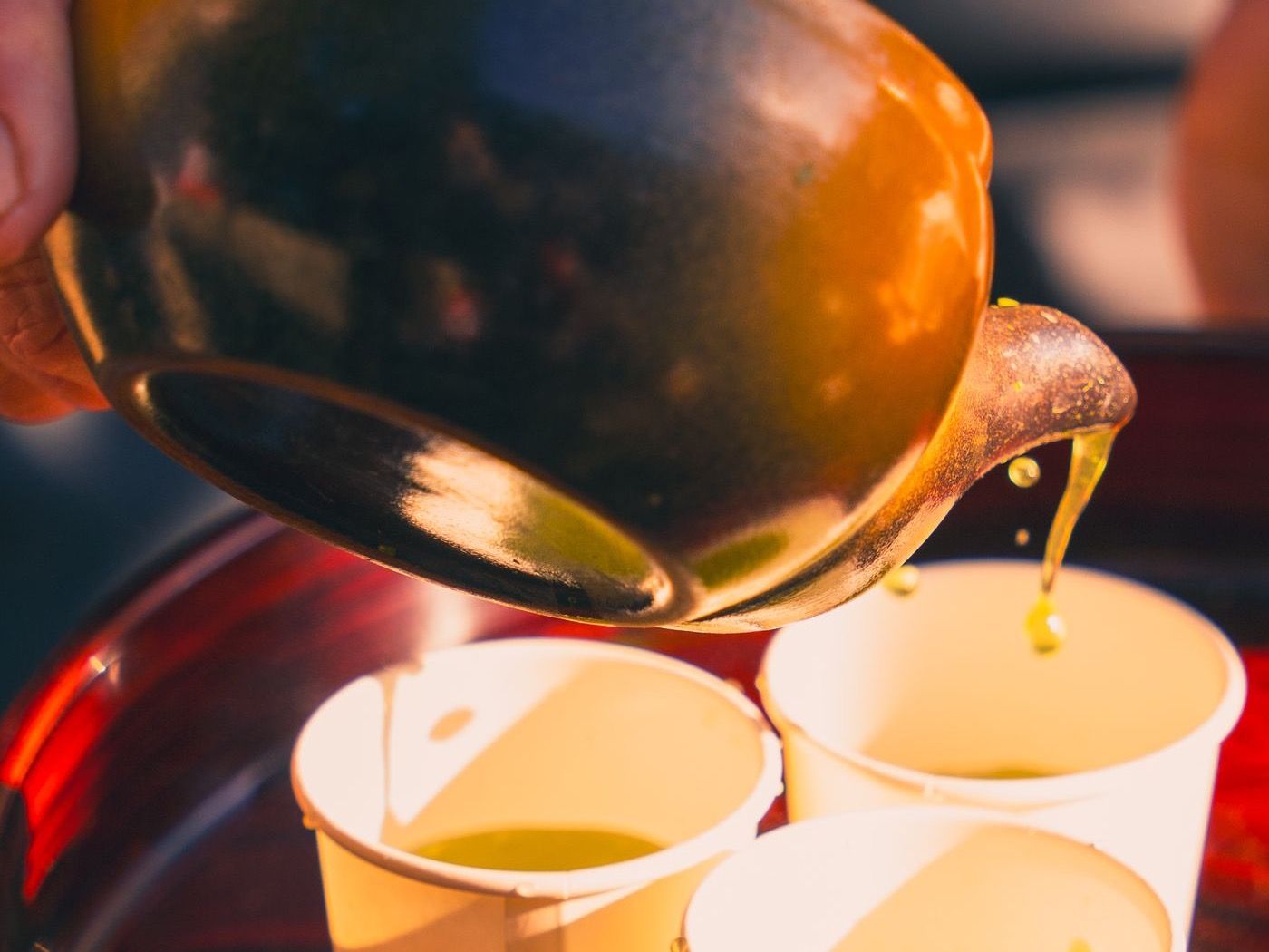 熱水注入玻璃杯沖泡龍井茶,茶葉在水中舒展 | Hot water poured into glass cup for Longjing tea brewing, tea leaves unfurling