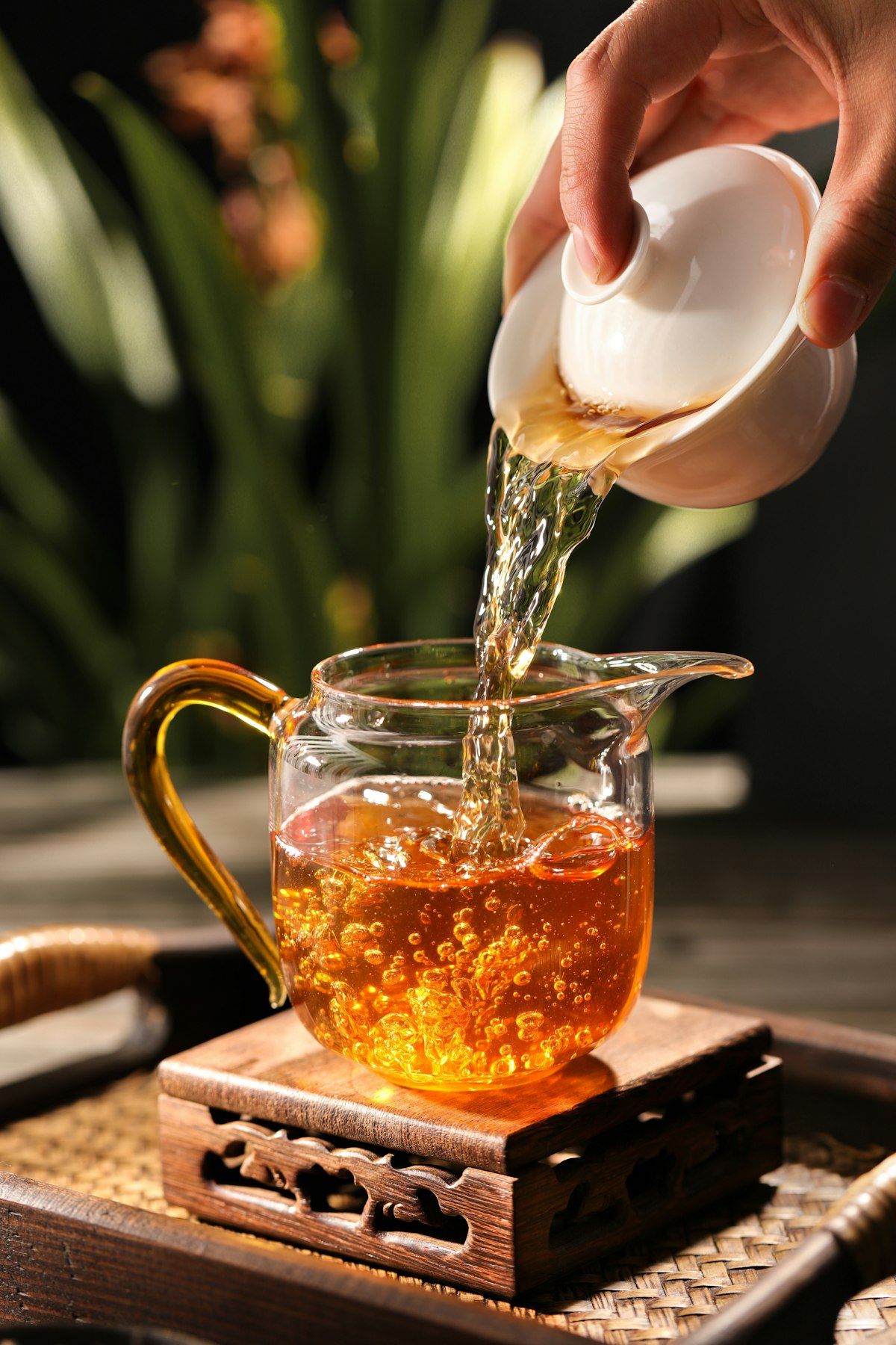 棉紗茶袋過濾港式絲襪奶茶實拍 | Photo of cotton strainer filtering Hong Kong-style milk tea
