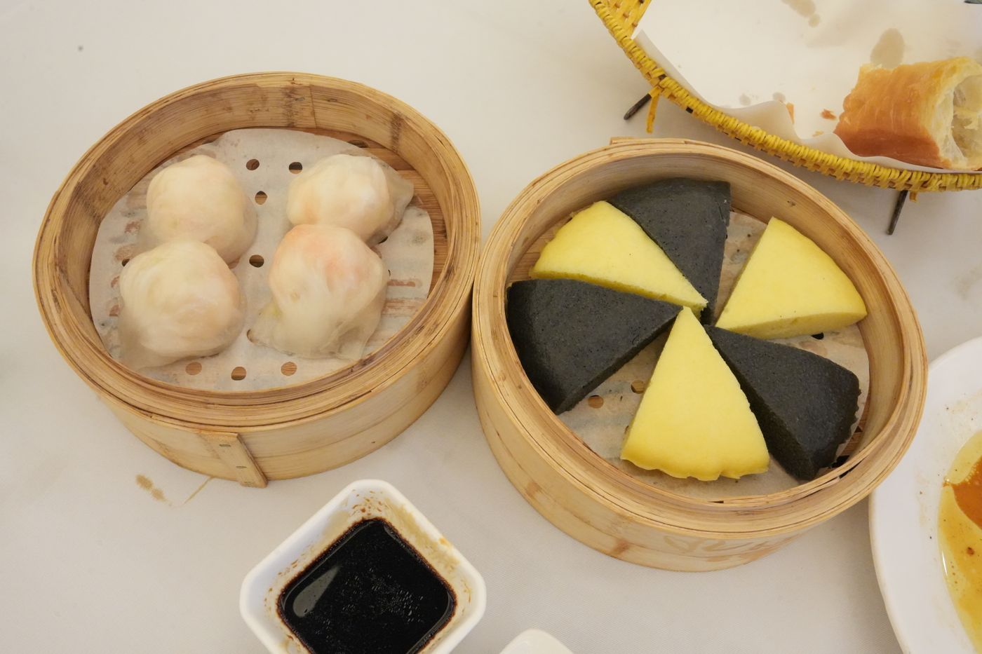 俯視各式點心盛宴,呈現粵式飲茶文化的豐富多樣 | Overhead view of an elaborate dim sum feast, showcasing the richness of Cantonese yum cha culture