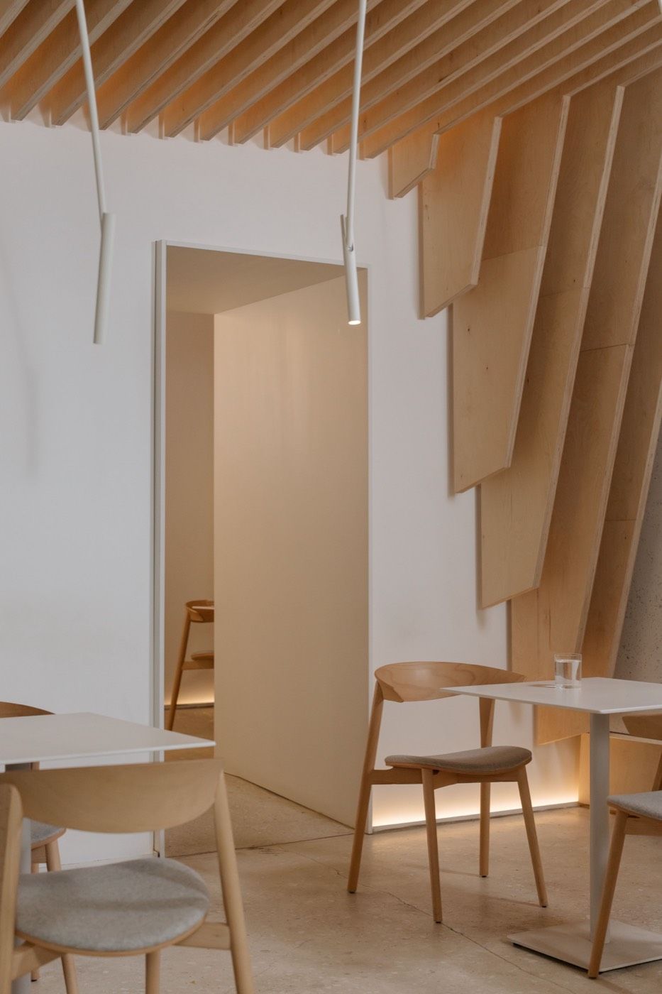 日式簡約風格茶室內部,木質裝飾與極簡設計營造寧靜氛圍 | Japanese minimalist tea room interior with wooden decor and serene atmosphere