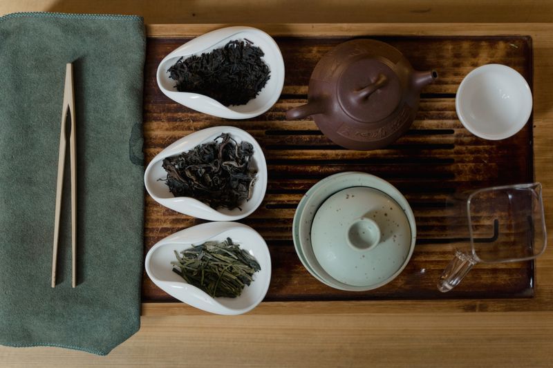 傳統茶道優雅布置展現瓷器茶具與木質茶盤的質感細節 | Traditional tea ceremony elegant setup showcasing porcelain teaware and wooden tea tray texture details