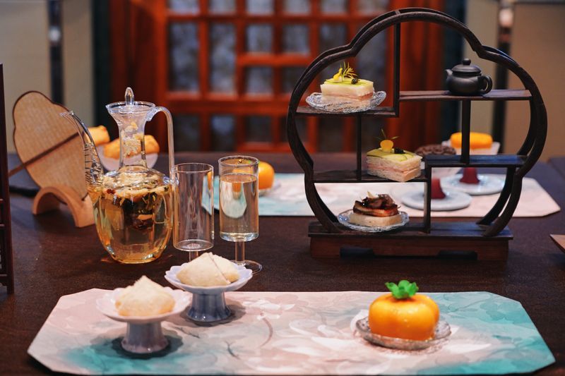 綠茶沖泡過程展現鮮爽口感與翠綠茶湯 | Green tea brewing showcasing fresh brisk taste and jade liquor