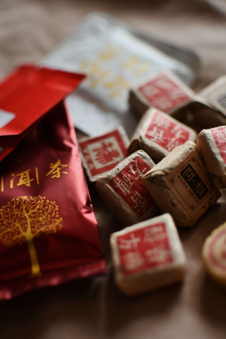 中國茶包與防偽印章展示,呈現傳統包裝辨偽細節 | Chinese tea packages and anti-counterfeit seals display showing traditional packaging authentication details