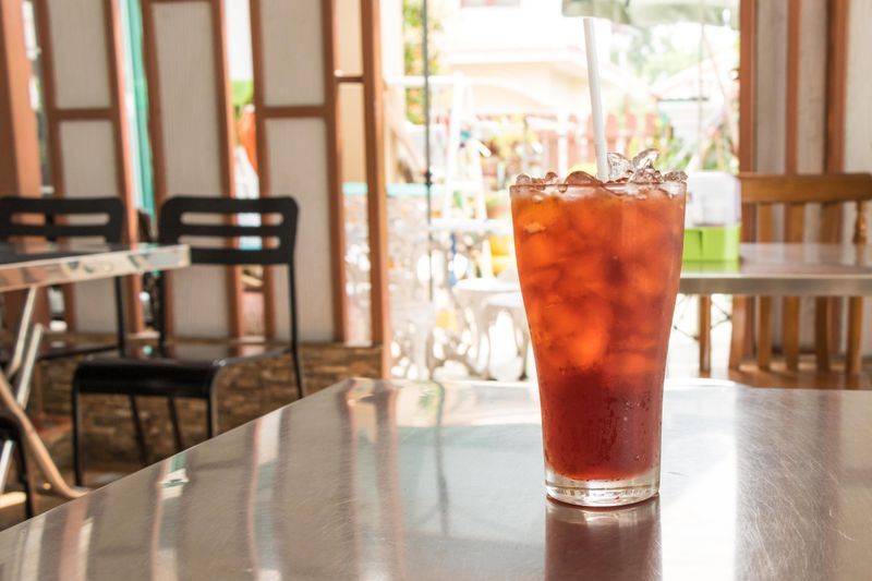 玻璃壺冰涼茶飲搭配吸管,散發夏日清爽氣息 | Glass pitcher iced tea with straw exuding refreshing summer vibe