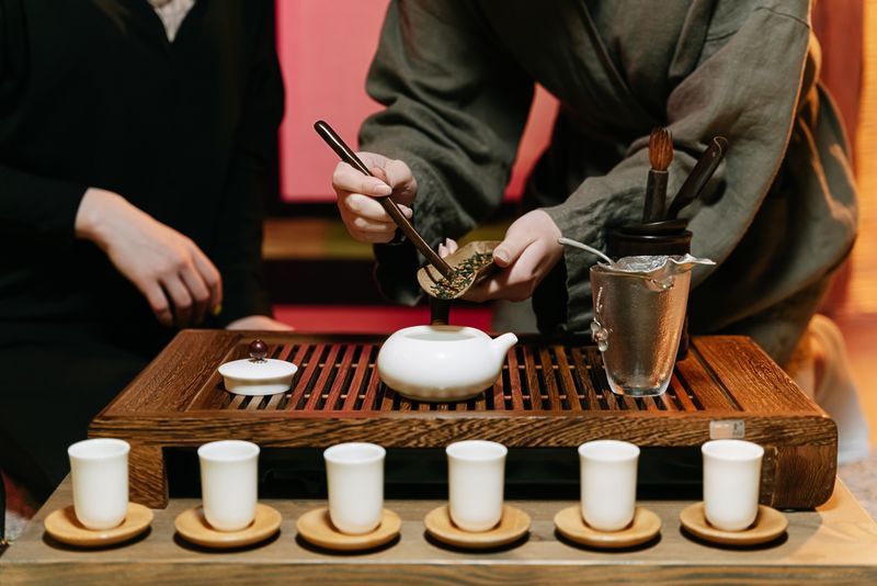 唐代煎茶儀式呈現,展示陸羽《茶經》記載的煮茶工藝 | Tang dynasty tea ceremony demonstrating Lu Yu Classic of Tea brewing craft