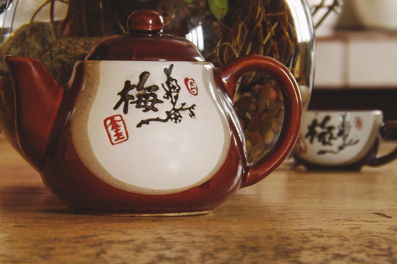 宜興紫砂壺多款壺型展示,呈現西施、石瓢、仿古等經典造型 | Yixing zisha teapot various shapes display showing classic Xishi, Shipiao and Fangu styles