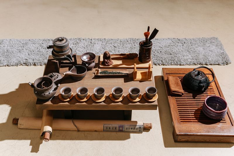 香港老字號英記茶莊店內陳列,展現百年花茶鐵觀音專業 | Heritage Ying Ji tea shop interior showcasing 140-year flower tea tradition