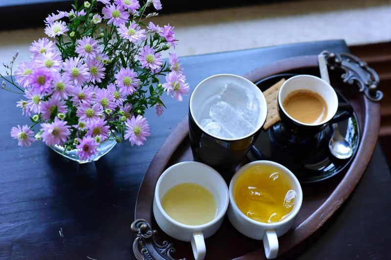 木托盤上精緻咖啡茶與鮮花擺設,展現完整沖泡器具組合 | Elegant wooden tray tea set with flowers showcasing complete brewing tool arrangement