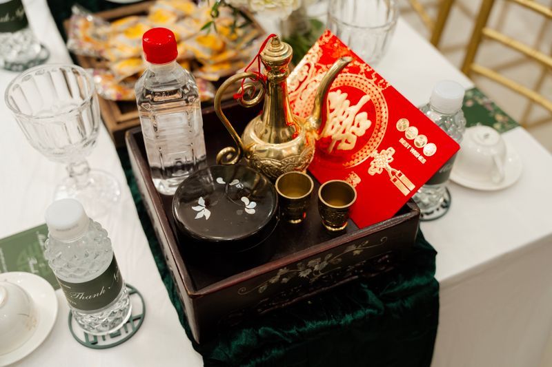 中國茶具特寫搭配紅色信封,象徵繁榮與慶祝 | Chinese teaware closeup with red envelope symbolizing prosperity and celebration