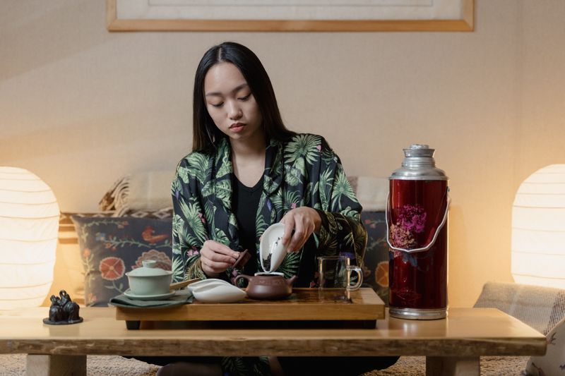 普洱茶乾倉儲存環境展示，呈現藏茶先藏倉的儲存理念 | Puer tea dry-storage environment showcasing the "warehouse before tea" philosophy