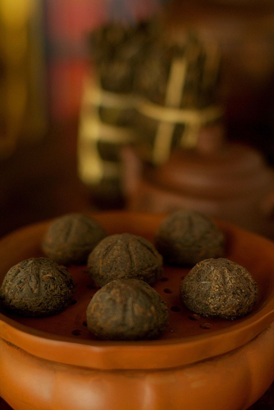傳統普洱茶餅擺放於陶土托盤,展示生普收藏與陳化存放 | Traditional puer tea cakes displayed on clay tray showcasing raw puer collection and aging storage