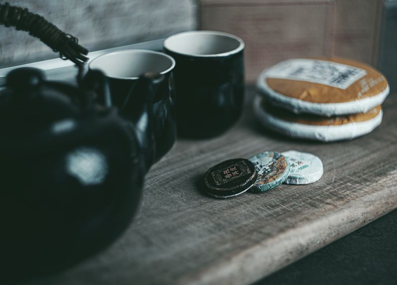 中國普洱茶品牌陳列展示,呈現大益中茶下關等知名品牌 | Chinese puer tea brand display showcasing Dayi, Zhongcha and Xiaguan brands
