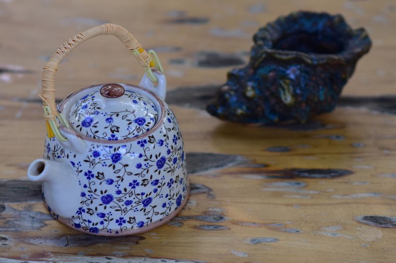 陶瓷與紫砂存茶容器陳列展示，展現港式家居存茶實用方案 | Ceramic and zisha tea storage jars display for practical HK home storage