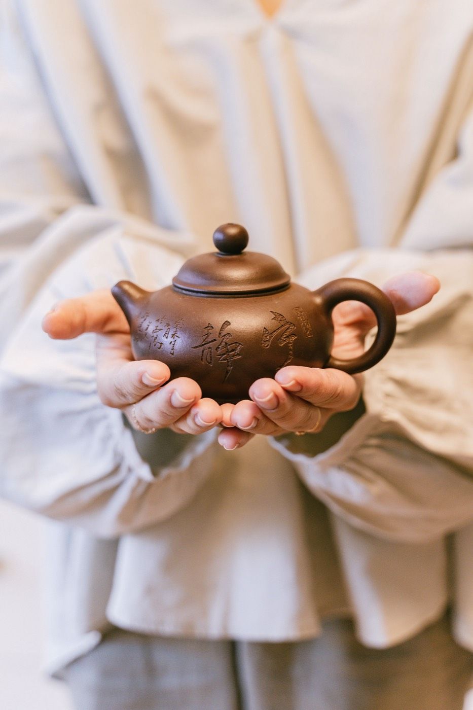 宜興紫砂壺特寫,展現明代散茶革命後茶具文化 | Close-up of Yixing zisha teapot reflecting Ming dynasty teaware culture