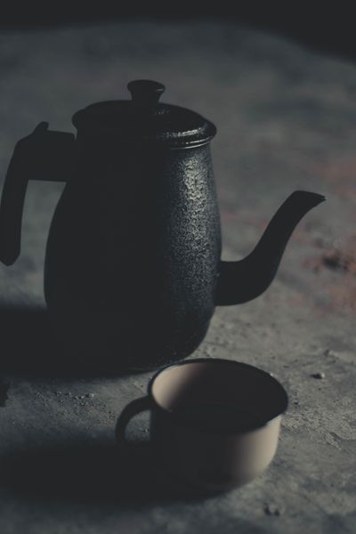 暗調復古茶壺與茶杯擺設,呼應新手過萃茶湯的深沉色澤 | Moody vintage teapot still life evoking the dark hue of over-steeped bitter tea