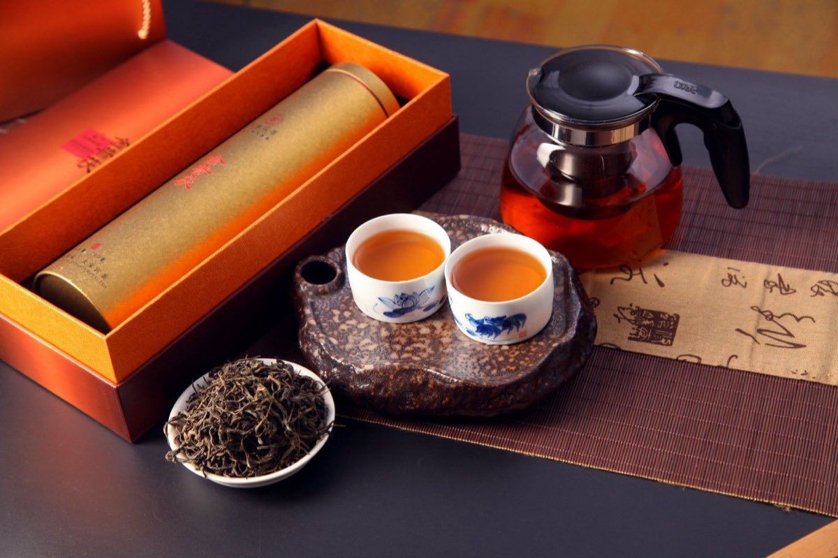 普洱茶禮盒精緻展示,含傳統茶餅與中式包裝 | Exquisite puer tea gift display with traditional tea cakes and Chinese packaging