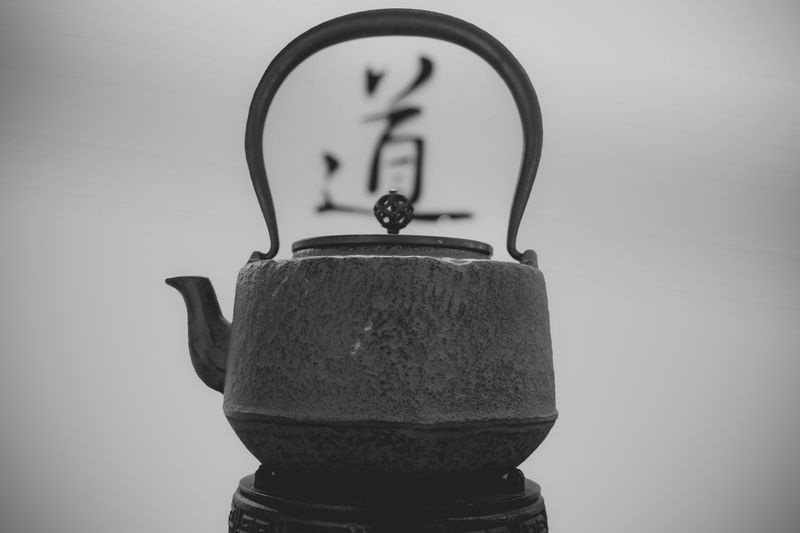 紫砂壺沖泡烏龍茶,展現傳統茶道的溫潤質感 | Zisha clay teapot brewing oolong tea with warm artisanal texture