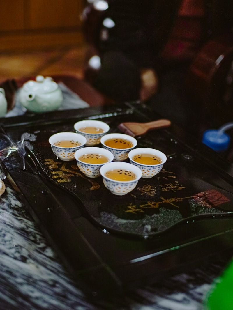 金屬濾網，過濾茶渣 | Metal tea strainer filtering tea leaves
