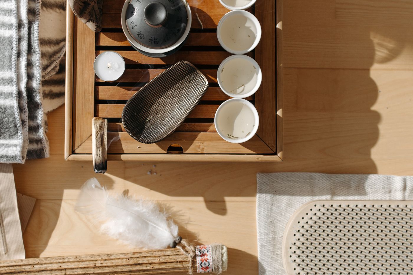 平靜茶道設置包含木托盤和茶杯,呼應體質寒熱平衡的養生理念 | Peaceful tea ceremony setup with wooden tray and teacup, echoing the balance of cold-heat constitution wellness